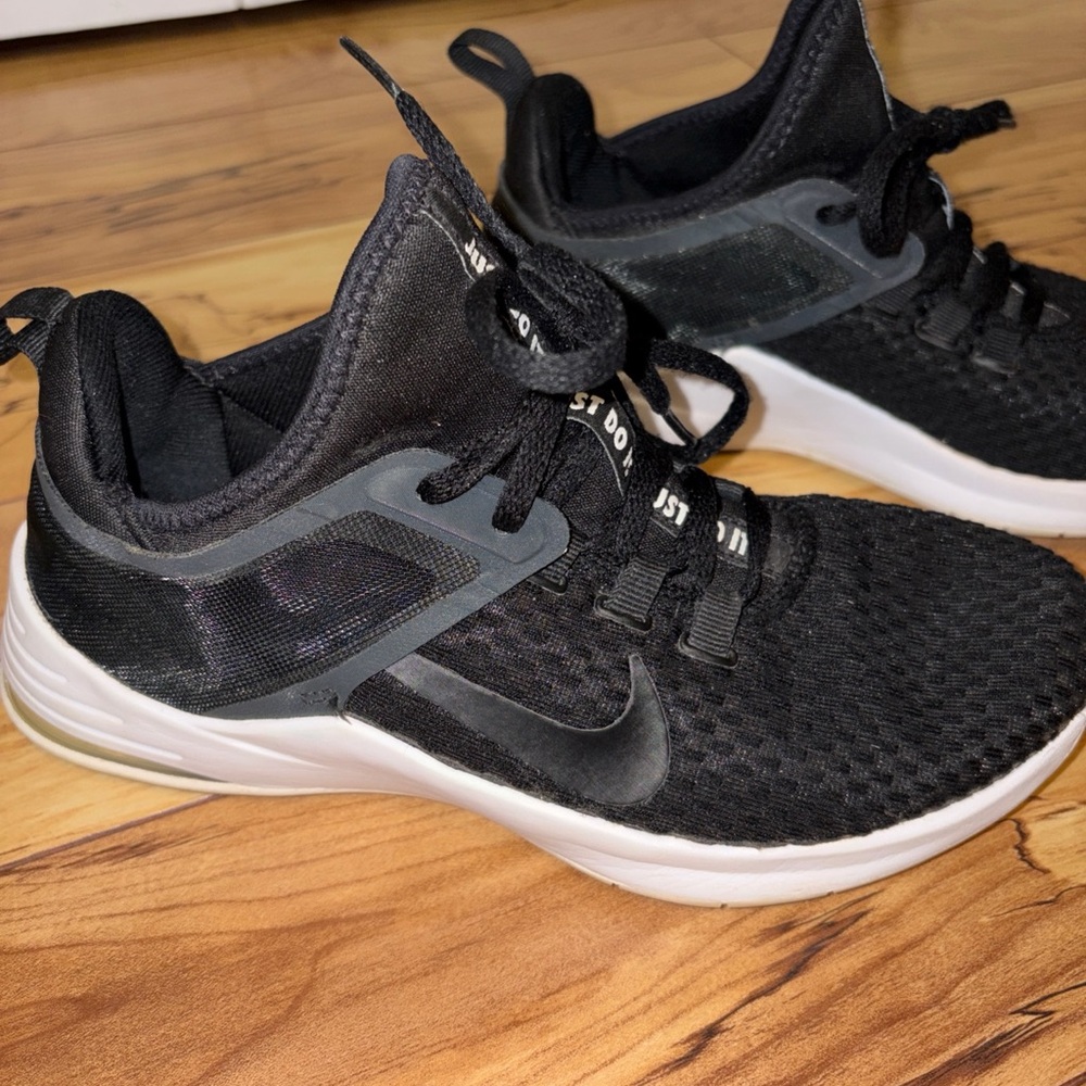 Nike Air Max Bella women’s sz. 7 black